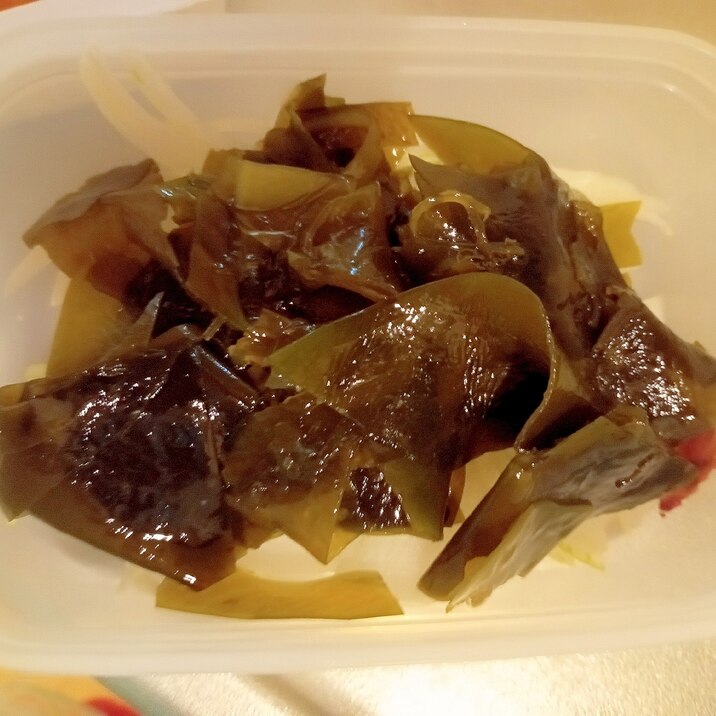 新玉ねぎとわかめのサラダ